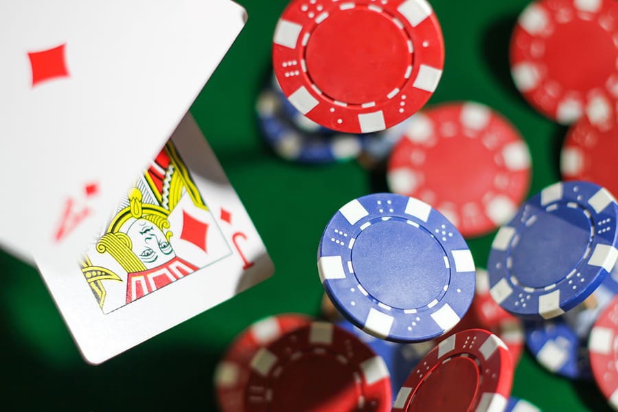 ngoi o vi tri nao la thuan loi tai ban choi blackjack?