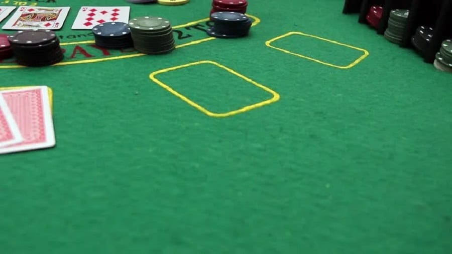 Chơi Poker có cần phải đầu tư thật nhiều tiền hay không?